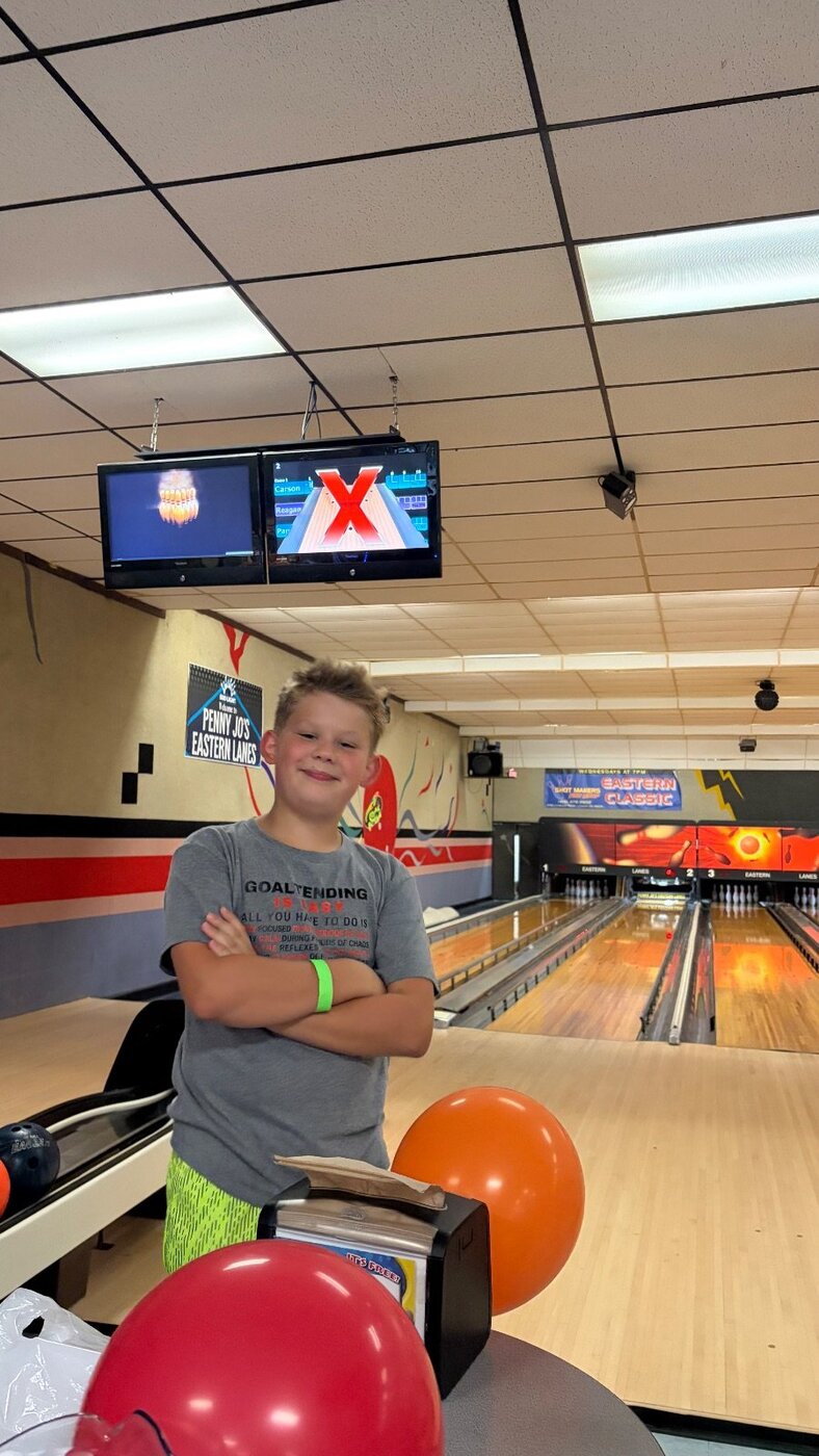 Guest by the lanes with party balloons